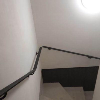 Trappenhal Roosdaal zwart gelakte leuning.jpg