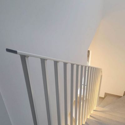 Trappenhal Gent Wit gelakte leuning 1.jpg